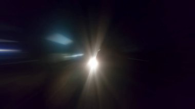 Yaratıcı ışık izleri. Araç ışığı bulanık ve ışık izleri sh