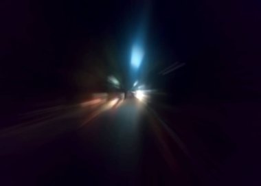 Yaratıcı ışık izleri. Araç ışığı bulanık ve ışık izleri sh