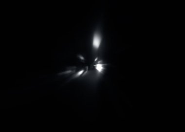 Yaratıcı ışık izleri. Araç ışığı bulanık ve ışık izleri sh