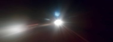 Yaratıcı ışık izleri. Araç ışığı bulanık ve ışık izleri sh