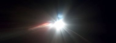 Yaratıcı ışık izleri. Araç ışığı bulanık ve ışık izleri sh