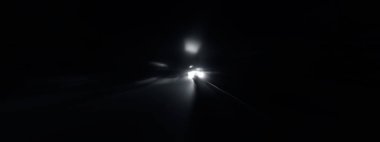 Yaratıcı ışık izleri. Araç ışığı bulanık ve ışık izleri sh