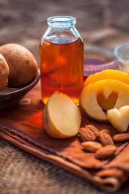 Bazı Patates suyu, bal ve badem yağı ile birlikte kahverengi renkli yüzeyüzerinde bir cam kase patates suyu Parlayan yüz maskesi. Yatay atış. Cilt döküntüleri ortadan kaldırmak için, kirleri kaldırmak, vb.