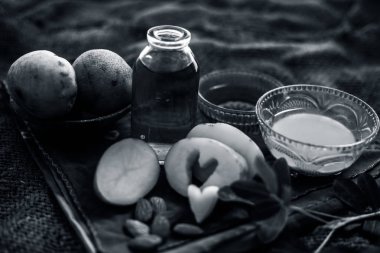 Bazı Patates suyu, bal ve badem yağı ile birlikte kahverengi renkli yüzeyüzerinde bir cam kase patates suyu Parlayan yüz maskesi. Yatay atış. Cilt döküntüleri ortadan kaldırmak için, kirleri kaldırmak, vb.