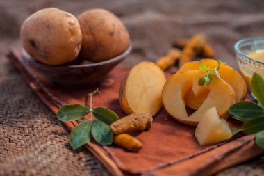 Patates yüz maskesi rendelenmiş patates ve bazı zerdeçal toz veya haldi Jüt çanta yüzeyi üzerinde bir cam kase oluşan cildi aydınlatmak için, bakteri ve mikropları öldürür.