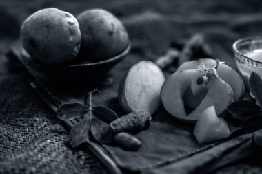 Patates yüz maskesi rendelenmiş patates ve bazı zerdeçal toz veya haldi Jüt çanta yüzeyi üzerinde bir cam kase oluşan cildi aydınlatmak için, bakteri ve mikropları öldürür.