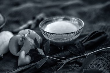 Patates yüz maskesi rendelenmiş patates ve bazı zerdeçal toz veya haldi Jüt çanta yüzeyi üzerinde bir cam kase oluşan cildi aydınlatmak için, bakteri ve mikropları öldürür.