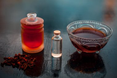 Karanfil yağı ve bazı hindistan cevizi yağı ile birlikte cam bir kase ahşap yüzeyinde akne ve sivilce karşı önleme için Karanfil yüz maskesi.