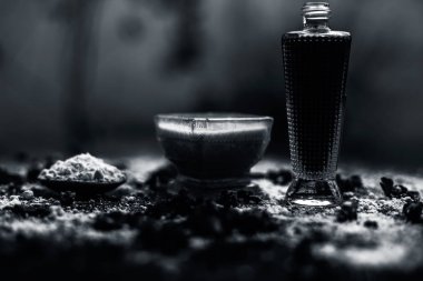 Besan veya gram un ve bazı gül suyu oluşan ahşap yüzey üzerinde cilt beyazlatma için yüz maskesi. Bazı kurutulmuş gül yaprakları ve yüzey üzerinde gram un yayıldı.