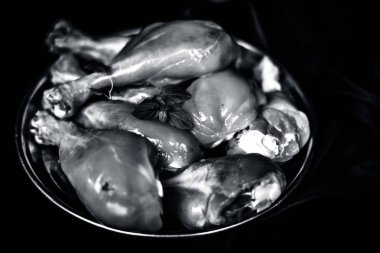 Siyah izole çelik plaka ham kesme Tavuk but.