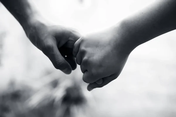 Γυναικείο Χέρι Που Κρατά Χέρι Του Πρεσβύτερου Αρσενικού Που Γυρίστηκε — Φωτογραφία Αρχείου