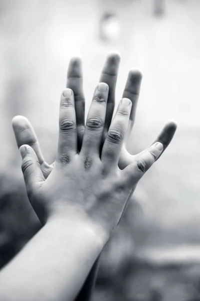 Kvinnliga Childs Hand Håller Hand Äldre Manliga Sköt Med Bokeh — Stockfoto
