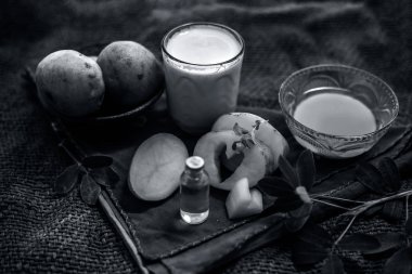 Jüt torbaları yüzeyinde kırışıklıklar için patates yüz maskesi Yani patates suyu iyi gliserin ve süt ile karışık.