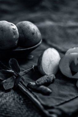 Patates yüz maskesi rendelenmiş patates ve bazı zerdeçal toz veya haldi Jüt çanta yüzeyi üzerinde bir cam kase oluşan cildi aydınlatmak için, bakteri ve mikropları öldürür.