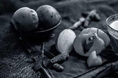 Patates yüz maskesi rendelenmiş patates ve bazı zerdeçal toz veya haldi Jüt çanta yüzeyi üzerinde bir cam kase oluşan cildi aydınlatmak için, bakteri ve mikropları öldürür.