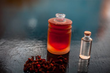 Karanfil yağı ve bazı hindistan cevizi yağı ile birlikte cam bir kase ahşap yüzeyinde akne ve sivilce karşı önleme için Karanfil yüz maskesi.