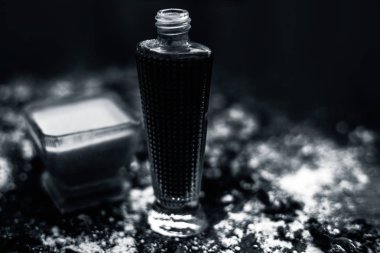Besan veya gram un ve bazı gül suyu oluşan ahşap yüzey üzerinde cilt beyazlatma için yüz maskesi. Bazı kurutulmuş gül yaprakları ve yüzey üzerinde gram un yayıldı.