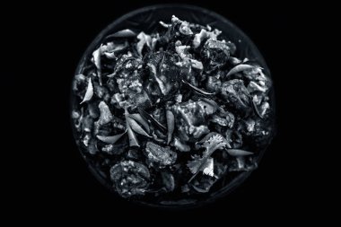 Ahşap yüzey yani Patra veya Paatra esas Colocasia esculenta veya arbi ke Pan veya fil kulak yaprakları ve baharatlar oluşan bir cam plaka ünlü Hint & Gujarati snack çanak.