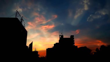 Gün batımı Dusk zaman çekim bulutlar ve güneş arka planda el