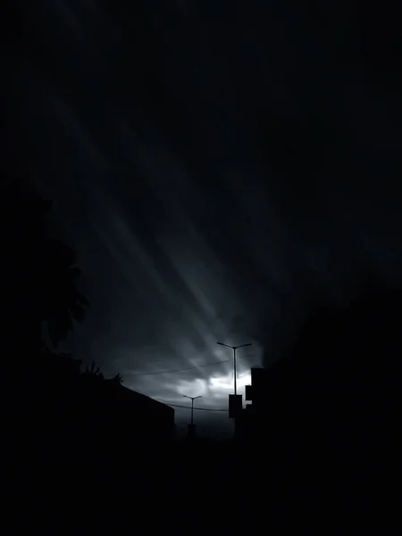 Sonnenuntergang Dämmerung Zeit bunte Wolken am Himmel mit einem Baum in th — Stockfoto