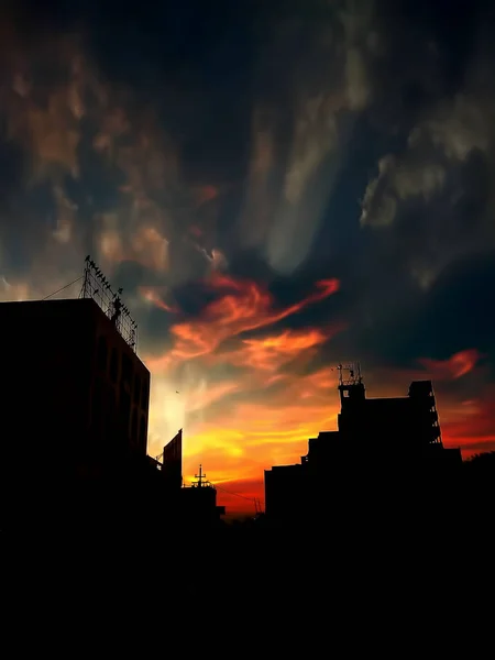 Ηλιοβασίλεμα στο σούρουπο με τα σύννεφα και τον ήλιο στο παρασκήνιο — Φωτογραφία Αρχείου
