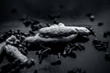 Yüz maskesi ya da zerdeçal veya haldi ve karanfil olan akne için ahşap yüzey üzerinde malzemeler paketleri, malzemeler yüzeye yayıldı. Yatay çekim.