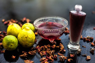 Yüz maskesi veya paketi ahşap yüzey üzerinde gül suyu, sivilce ve sivilce için limon suyu oluşur. Yatay çekim.