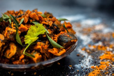 Ahşap yüzey yani Patra veya Paatra esas Colocasia esculenta veya arbi ke Pan veya fil kulak yaprakları ve baharatlar oluşan bir cam plaka ünlü Hint & Gujarati snack çanak. Yatay çekim.