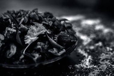 Ahşap yüzey yani Patra veya Paatra esas Colocasia esculenta veya arbi ke Pan veya fil kulak yaprakları ve baharatlar oluşan bir cam plaka ünlü Hint & Gujarati snack çanak. Yatay çekim.