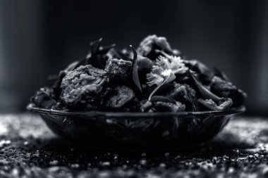 Ahşap yüzey yani Patra veya Paatra esas Colocasia esculenta veya arbi ke Pan veya fil kulak yaprakları ve baharatlar oluşan bir cam plaka ünlü Hint & Gujarati snack çanak. Yatay çekim.