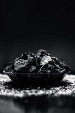 Ahşap yüzey yani Patra veya Paatra esas Colocasia esculenta veya arbi ke Pan veya fil kulak yaprakları ve baharatlar oluşan bir cam plaka ünlü Hint & Gujarati snack çanak. Dikey çekim.