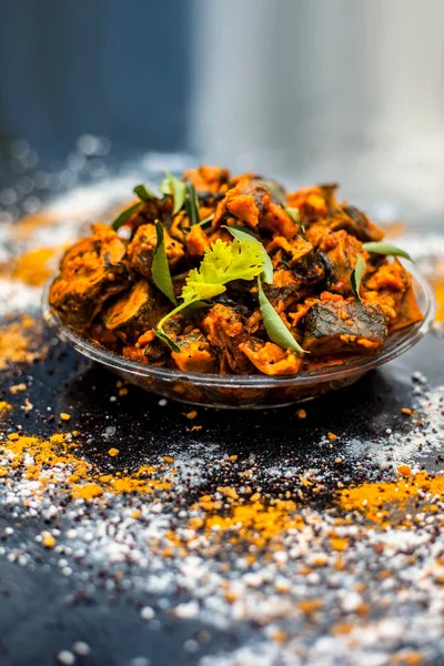 Beroemde Indiase Gujarati Snack Schotel Een Glazen Plaat Houten Oppervlak — Stockfoto