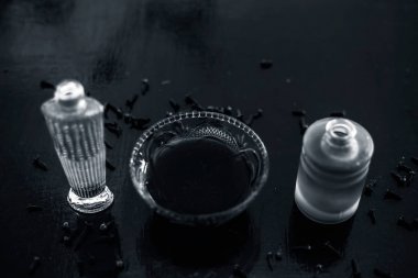 Deri temizlik kir ve siyah kafaları tedavisi için karanfil yağı ve zeytinyağı oluşan ahşap yüzey üzerinde karanfil yağı yüz maskesi.