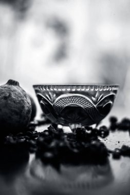 Bazı taze limon ve birlikte bir şişe gül suyu ile birlikte ahşap yüzey üzerinde bir cam kase gül su & limon suyu yüz maskesi, akne ve sivilce tedavisi Için.