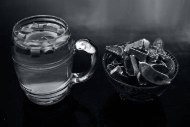 Onunla tüm ham maddeler ile birlikte Aloe Vera Detox içecek içeren ahşap yüzey üzerinde cam kupa yakın. Bulanık arka planda yatay çekim.