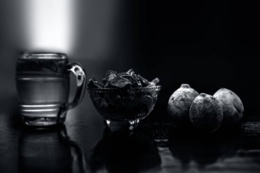 Onun tüm ham maddeler ile birlikte Aloe Vera ve limon suyu Detox içecek içeren ahşap yüzey üzerinde cam kupa yakın. Bulanık arka planda yatay çekim.