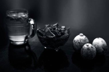 Onun tüm ham maddeler ile birlikte Aloe Vera ve limon suyu Detox içecek içeren ahşap yüzey üzerinde cam kupa yakın. Bulanık arka planda yatay çekim.