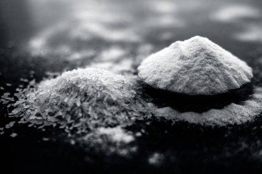 Bulanık arka plan ile birlikte ahşap yüzey üzerinde bir cam plaka pirinç unu ve ham bütün pirinç tahıl yakın.