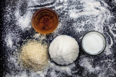 Pirinç unu, Mısır unu, bal, süt, bir cam kase ve tüm ham maddeler yüzeyinde mevcut oluşan ahşap yüzey üzerinde kusursuz bir cilt için yüz maskesi.