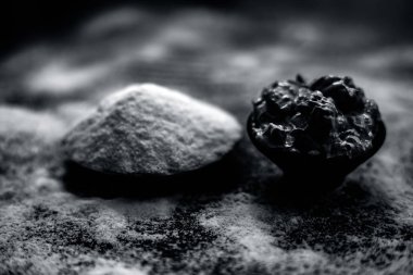 Pirinç unu ve pirinç taneleri iyi mulpani mitti veya Multani mitti ile karışık oluşan ahşap yüzey üzerinde pürüzsüz saç için çare.