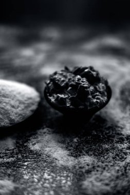 Pirinç unu ve pirinç taneleri iyi mulpani mitti veya Multani mitti ile karışık oluşan ahşap yüzey üzerinde pürüzsüz saç için çare.