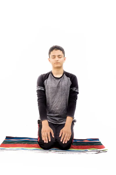 Teenage Pojke Klädd Svart Färgad Klädsel Och Gör Yoga Färgglada — Stockfoto