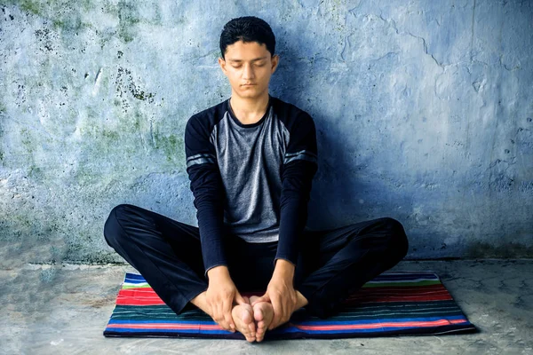 Teenager Junge Schwarzer Kleidung Und Yoga Auf Bunten Traditionellen Matten — Stockfoto