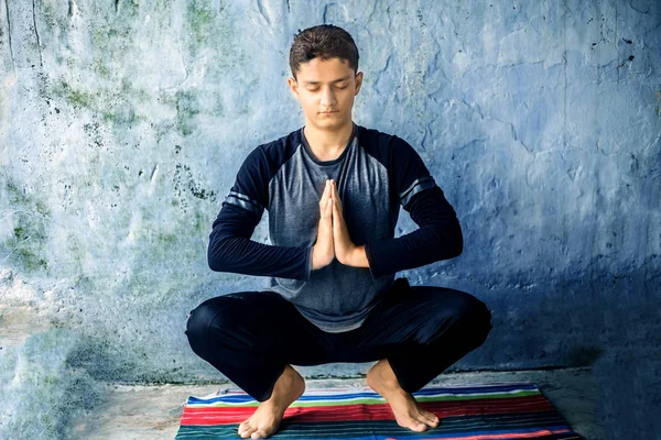 Ragazzo Adolescente Che Indossa Abbigliamento Colore Nero Facendo Yoga Sul — Foto Stock