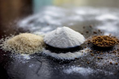 Ahşap yüzeyde pirinç un suyu ve çemen tohum tozu saç büyüme çare.