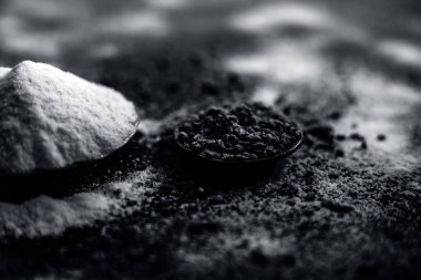 Ahşap yüzeyde pirinç un suyu ve çemen tohum tozu saç büyüme çare.