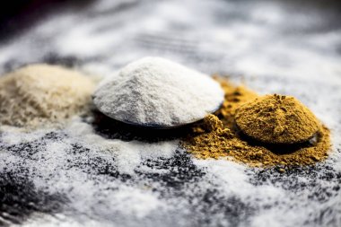 Ahşap yüzeyde pirinç unu ve kurutulmuş portakal kabuğu tozu ile birlikte bir cam kasede parlayan cilt için yüz maskesi, daha fazla etki için yüzeye bazı pirinç unu yayıldı. Yatay çekim.