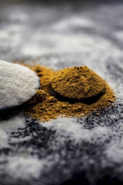 Ahşap yüzeyde pirinç unu ve kurutulmuş portakal kabuğu tozu ile birlikte bir cam kasede parlayan cilt için yüz maskesi, daha fazla etki için yüzeye bazı pirinç unu yayıldı. Dikey çekim.