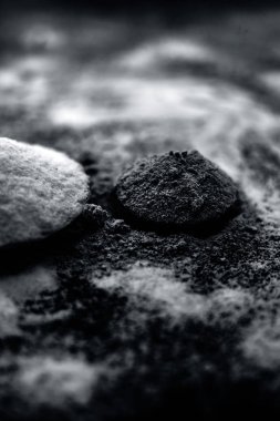 Ahşap yüzeyde pirinç unu ve kurutulmuş portakal kabuğu tozu ile birlikte bir cam kasede parlayan cilt için yüz maskesi, daha fazla etki için yüzeye bazı pirinç unu yayıldı. Dikey çekim.