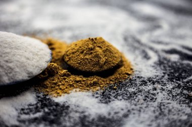 Ahşap yüzeyde pirinç unu ve kurutulmuş portakal kabuğu tozu ile birlikte bir cam kasede parlayan cilt için yüz maskesi, daha fazla etki için yüzeye bazı pirinç unu yayıldı. Yatay çekim.